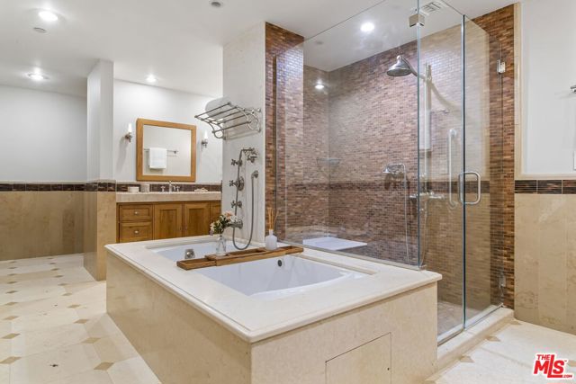 300 N Swall Drive, Beverly Hills CA: https://media.crmls.org/mediaz/2a338b06-cc37-4879-8e7c-f1e6d4318185.jpg