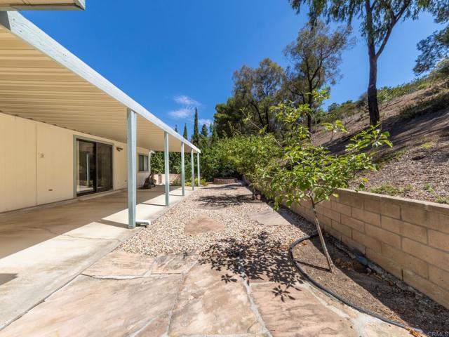 2289 Bryant Drive, Carlsbad CA: https://media.crmls.org/mediaz/2a33a1b7-d0e9-43cd-86a4-5a4957c32db1.jpg