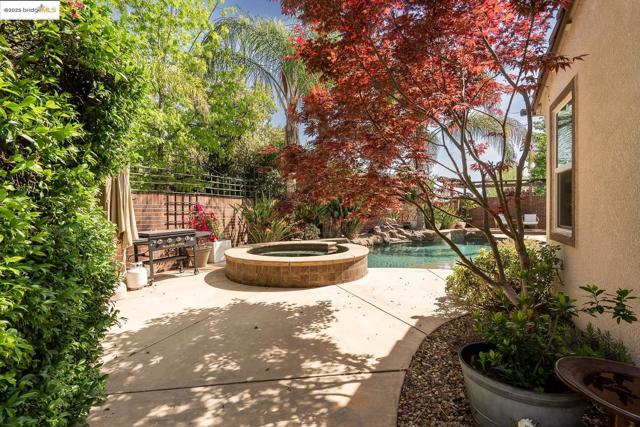 719 Monte Verde Ln, Brentwood CA: https://media.crmls.org/mediaz/2a33b820-6405-4aff-a008-1350425d143b.jpg