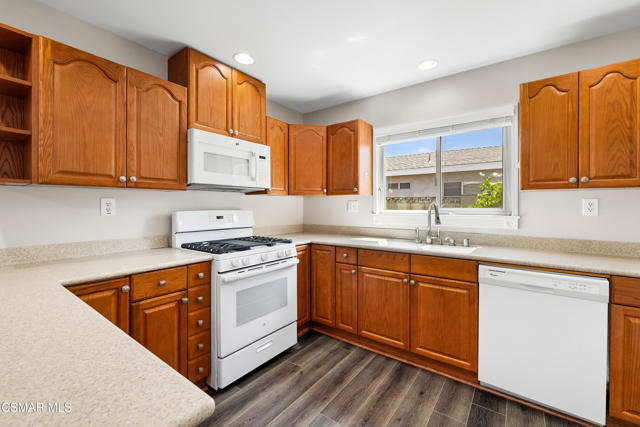 2707 Galindo Avenue, Simi Valley CA: https://media.crmls.org/mediaz/2a33ec73-725e-440a-b2d3-30fe91c55292.jpg