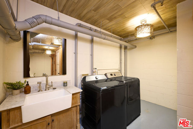 2121 Virginia Avenue, Santa Monica CA: https://media.crmls.org/mediaz/2a34049c-954a-4b47-96d7-f24f449afad3.jpg