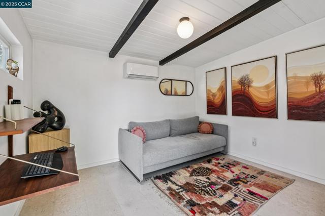 232 Clyde Dr, Walnut Creek CA: https://media.crmls.org/mediaz/2a352f7f-64dc-4bf4-9fd3-e3494898f2dd.jpg