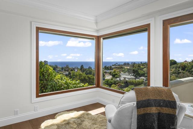 6404 La Jolla Scenic Drive S, La Jolla CA: https://media.crmls.org/mediaz/2a36a0fb-c4d3-4236-9f0c-cb4f1d8d8368.jpg