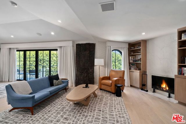 7651 Willow Glen Road, Los Angeles CA: https://media.crmls.org/mediaz/2a36ea7e-4cba-4144-a37e-91d481180731.jpg