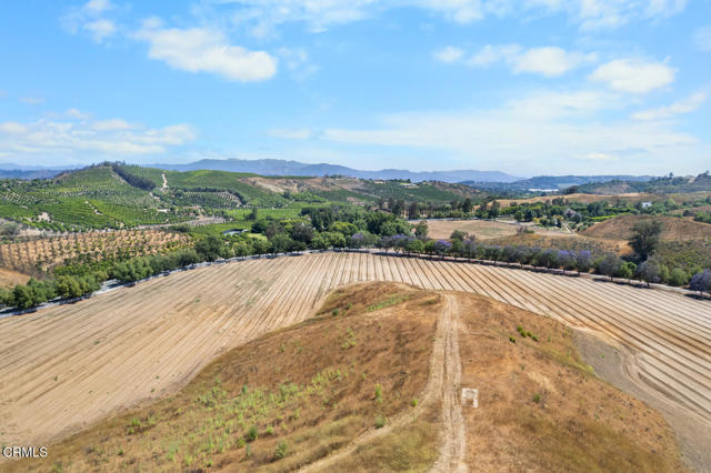 6943 Solano Verde Drive, Somis CA: https://media.crmls.org/mediaz/2a3741a4-bcf3-4156-9776-8f8e25217181.jpg