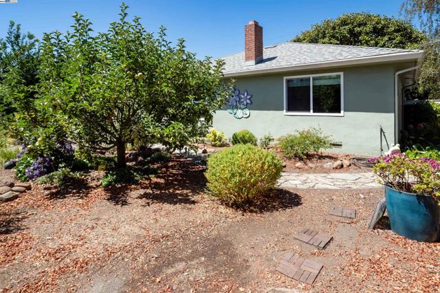 4670 Eggers Dr, Fremont CA: https://media.crmls.org/mediaz/2a37b647-be92-4568-afec-ace048320182.jpg