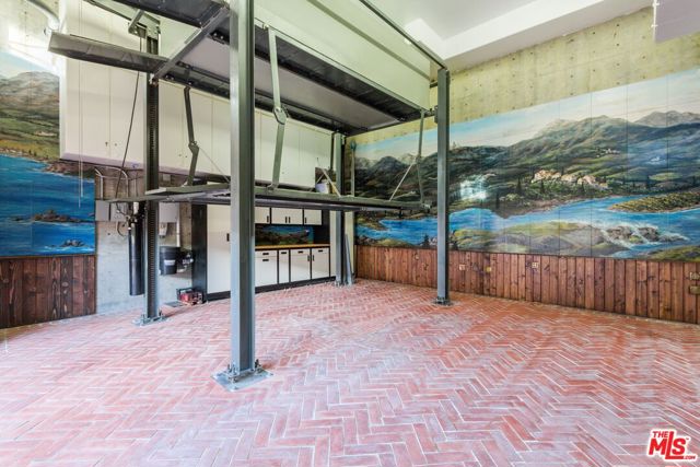 9170 Thrasher Avenue, Los Angeles CA: https://media.crmls.org/mediaz/2a382787-e8c9-4f9f-b8a4-c971683a45af.jpg