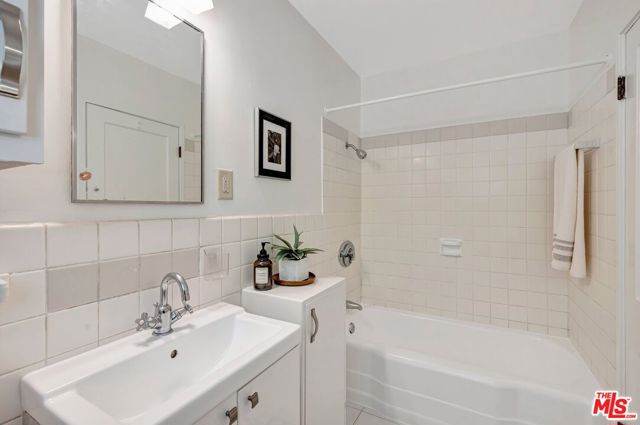 5513 Village, Los Angeles CA: https://media.crmls.org/mediaz/2a3841cb-221a-435d-ab83-98171c2403af.jpg