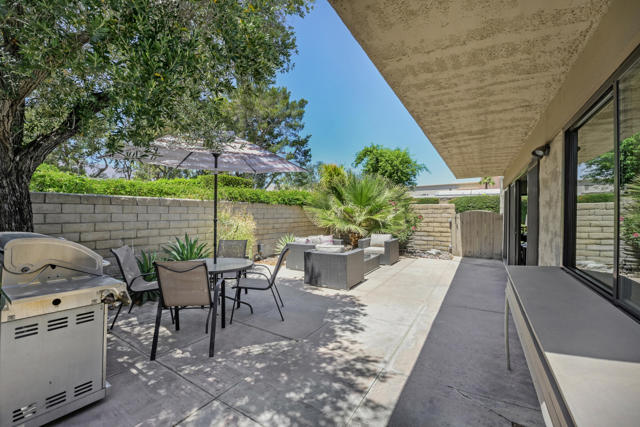 2006 E Sandalwood Drive, Palm Springs CA: https://media.crmls.org/mediaz/2a38bae6-4e80-4fda-8e5d-51379c4ae92d.jpg
