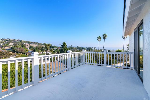 2193 Harbour Heights Rd, San Diego CA: https://media.crmls.org/mediaz/2a38c138-e36e-426f-b33f-00724973ed48.jpg
