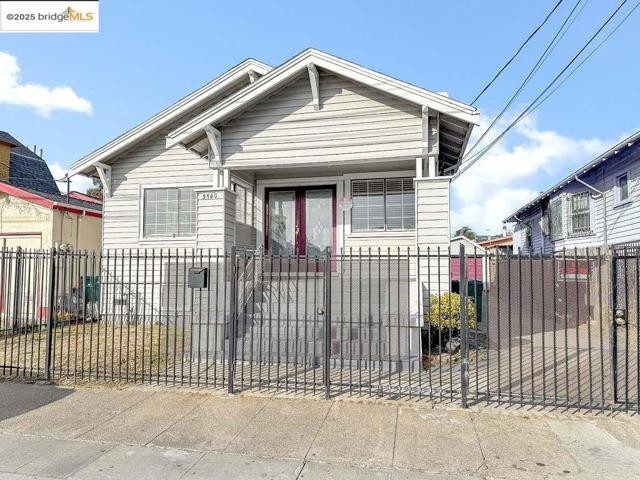 5540 E 17Th St, Oakland CA: https://media.crmls.org/mediaz/2a38cb76-d537-4b88-afc9-4e919ee1f177.jpg