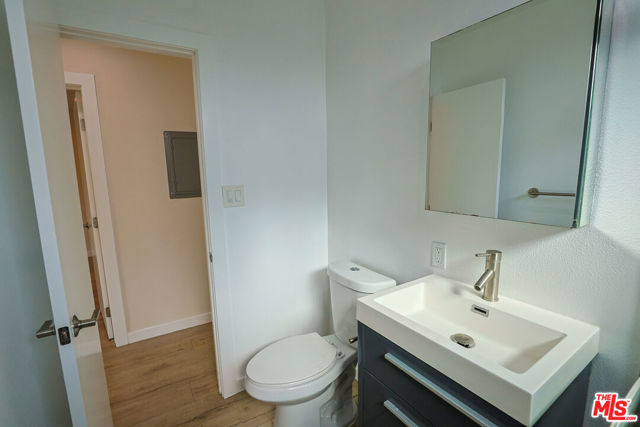 1277 W 23rd Street, Los Angeles CA: https://media.crmls.org/mediaz/2a3a2428-d7d0-40a5-8f8c-5bda62189bd2.jpg