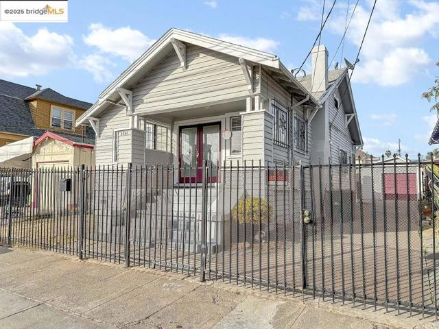 5540 E 17Th St, Oakland CA: https://media.crmls.org/mediaz/2a3a357b-9fce-437c-9ed5-c737fa692012.jpg