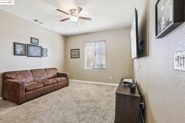 124 Clear Lake Ct, Oakley CA: https://media.crmls.org/mediaz/2a3a4024-d8fd-4c65-9981-8c1416d0acad.jpg