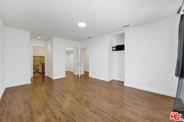10109 Gloria Avenue, North Hills CA: https://media.crmls.org/mediaz/2a3a4d5e-a182-467e-a8b3-3ee6dbc25703.jpg
