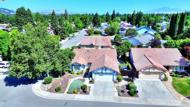 6291 Calle Fuego, Pleasanton CA: https://media.crmls.org/mediaz/2a3aa263-af9f-49c2-9035-0dd775790f74.jpg