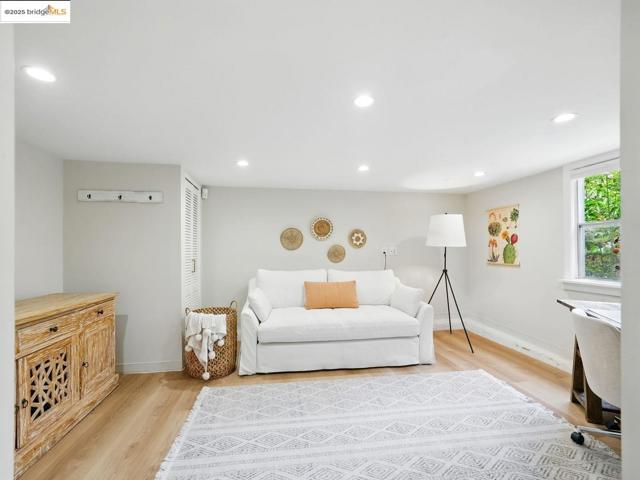 3712 Maple AVE, Oakland CA: https://media.crmls.org/mediaz/2a3b52a8-0546-484c-b66d-4931663bd794.jpg