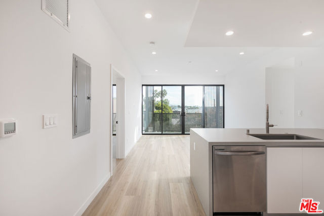 829 Larrabee Street, West Hollywood CA: https://media.crmls.org/mediaz/2a3b5aac-963b-41cb-b3c5-6b208bbf108a.jpg