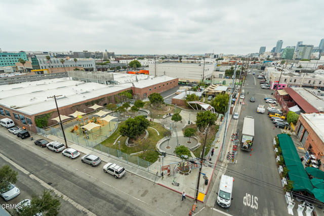510 S Hewitt Street, Los Angeles CA: https://media.crmls.org/mediaz/2a3babf8-7b5b-48c8-8679-94fe7490ed52.jpg