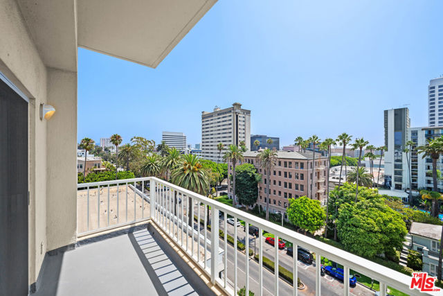 101 California Avenue, Santa Monica CA: https://media.crmls.org/mediaz/2a3bd07c-19aa-4904-9304-eb43999995b5.jpg
