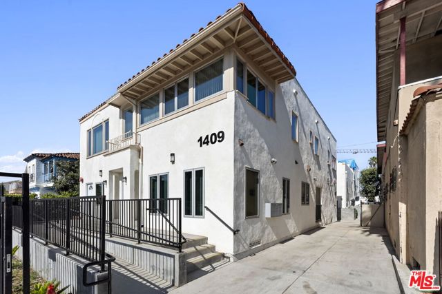 1409 N Hobart Boulevard, Los Angeles CA: https://media.crmls.org/mediaz/2a3c2760-1c91-43f0-a356-3e526f93430b.jpg