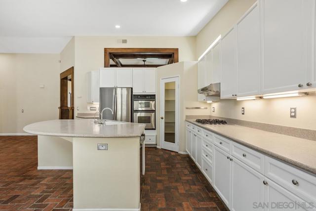 1915 Andrews Ct, Oceanside CA: https://media.crmls.org/mediaz/2a3c27bc-6963-4806-88d2-250adebd860d.jpg