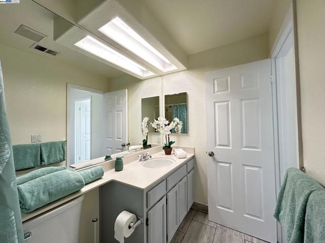 Image 42 of 57 For 2340 Brompton Ave