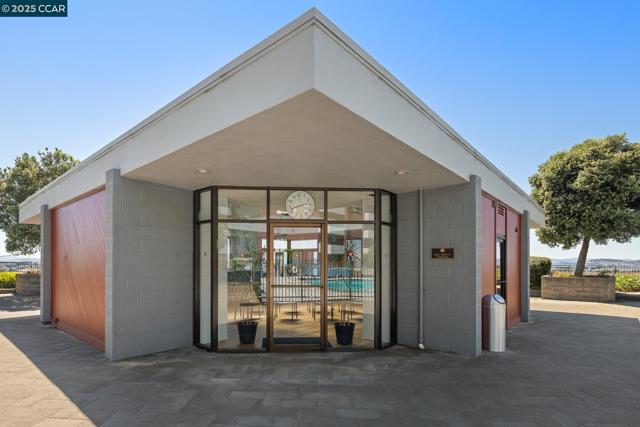 555 Pierce St, Albany CA: https://media.crmls.org/mediaz/2a3d485c-826b-447c-b496-e6cca4dacaff.jpg