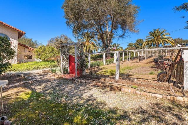 31600 Oak Glen Road, Valley Center CA: https://media.crmls.org/mediaz/2a3d6427-2968-4a10-b723-7b9fec37d7fc.jpg