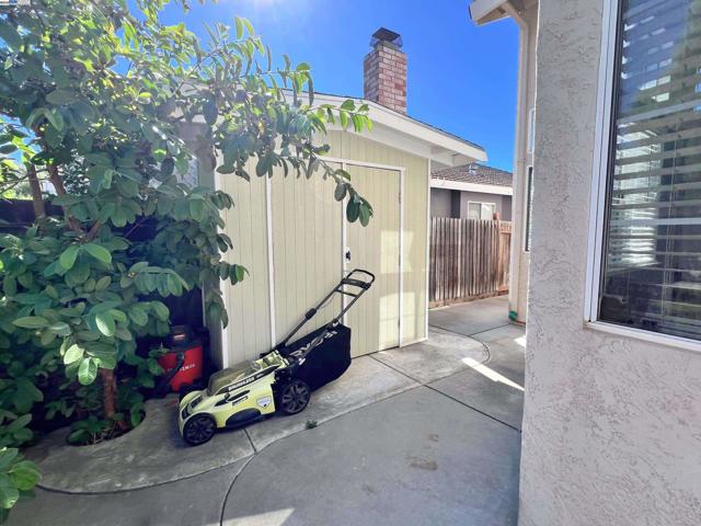 85 Phillips Ct, Tracy CA: https://media.crmls.org/mediaz/2a3ede28-8862-4f20-952c-8d6d9cd8db9b.jpg