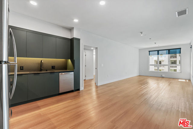 10601 Washington Boulevard, Culver City CA: https://media.crmls.org/mediaz/2a3f741e-69b8-4b27-9b82-75029e955bb6.jpg