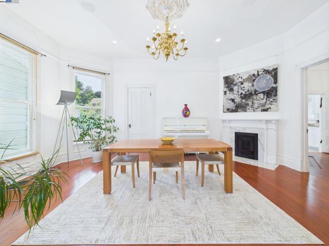 1709 Myrtle St, Oakland CA: https://media.crmls.org/mediaz/2a40a756-77f2-4db3-ba75-c1cca869b9d6.jpg