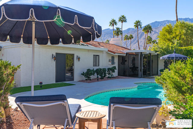 566 N Sunset Way, Palm Springs CA: https://media.crmls.org/mediaz/2a40f201-8f0b-4da8-8039-64d6080a1d32.jpg