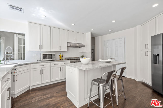 4744 Norwich Avenue, Sherman Oaks CA: https://media.crmls.org/mediaz/2a415251-c54f-4dd7-99f7-3aaacd40251f.jpg