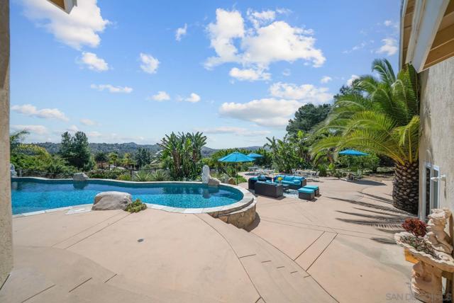 17221 Cloudcroft Dr, Poway CA: https://media.crmls.org/mediaz/2a416756-361e-476a-a3cb-e55fc1acbf9d.jpg