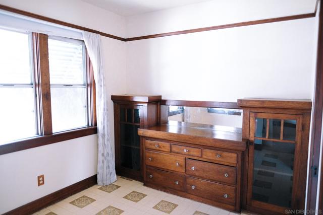 4757 Kensington Dr, San Diego CA: https://media.crmls.org/mediaz/2a41751f-34ad-40ff-b76d-47deb07155c9.jpg
