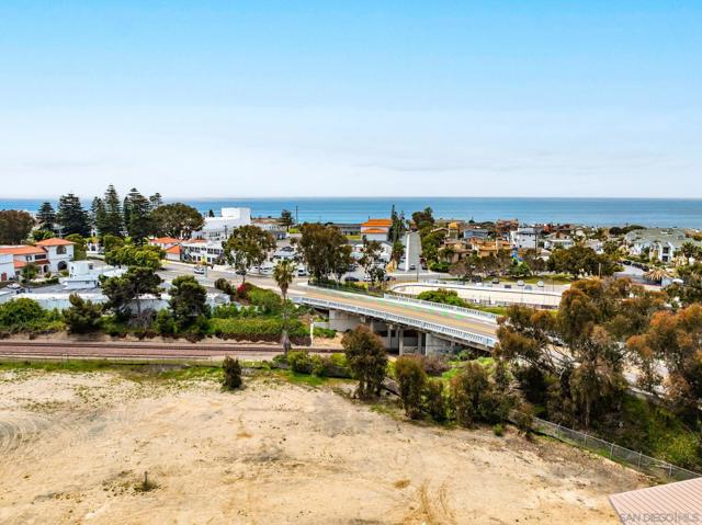 2511 State St, Carlsbad CA: https://media.crmls.org/mediaz/2a438606-500d-418f-ad79-e0c75b957440.jpg