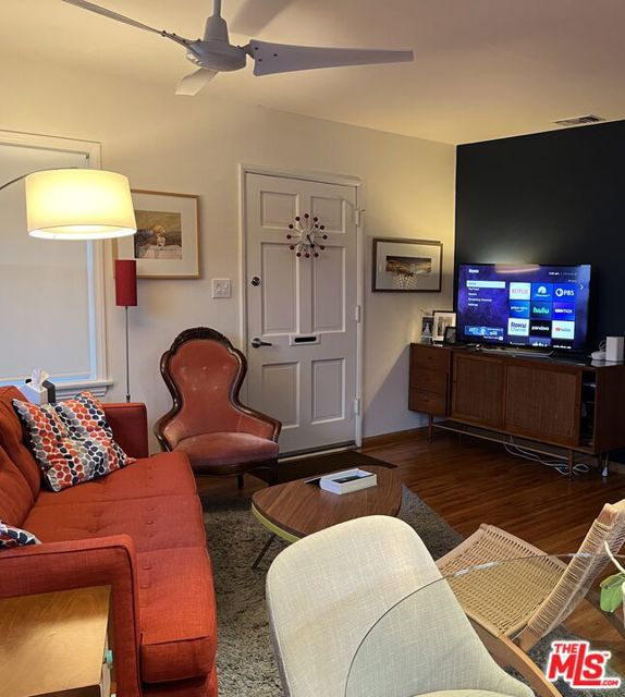 10739 Jefferson Boulevard, Culver City CA: https://media.crmls.org/mediaz/2a45f5f3-7f23-4a10-b5a9-477c4d7f7c38.jpg