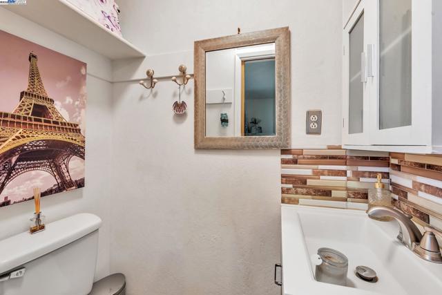 71 Taylor Pl, Bethel Island CA: https://media.crmls.org/mediaz/2a46cd94-13e5-4d81-a0a7-8af6b90107b7.jpg