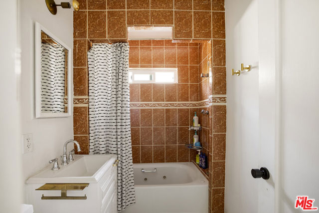 3911 Exposition Boulevard, Los Angeles CA: https://media.crmls.org/mediaz/2a470f4b-5ba7-426d-9220-1b002203f313.jpg