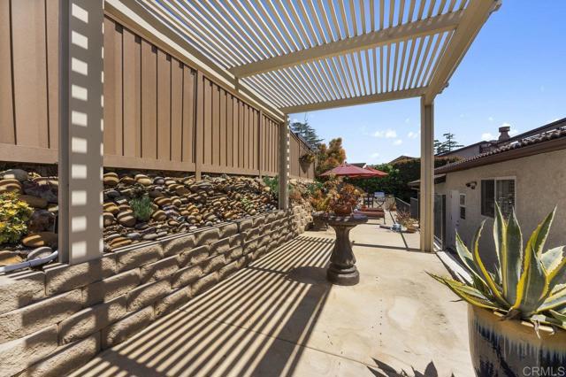 4331 Summit Drive, La Mesa CA: https://media.crmls.org/mediaz/2a47d144-27cb-402f-9366-40e914c21422.jpg