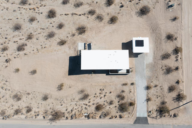 66050 Cottonwood Drive, Joshua Tree CA: https://media.crmls.org/mediaz/2a4846b6-2626-4db6-8490-fd5b19a0ec84.jpg