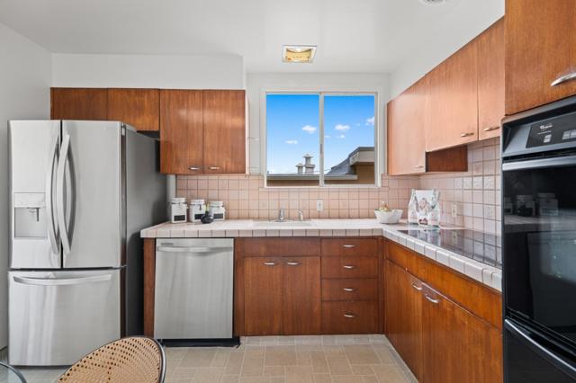 32 Crestview Avenue, Daly City CA: https://media.crmls.org/mediaz/2a484d00-2fbd-4ccf-8928-7f30e003bae3.jpg