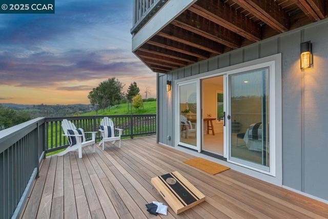 625 Sky Hy Cir, Lafayette CA: https://media.crmls.org/mediaz/2a496e66-600e-40f7-9da0-1803a16eb405.jpg