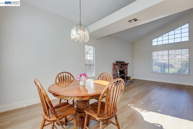 8524 Oak Harbour Ct, Fair Oaks CA: https://media.crmls.org/mediaz/2a49d7c4-28ea-4874-b8dd-6a9de6f5af6c.jpg