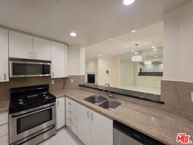 12000 Goshen Avenue, Los Angeles CA: https://media.crmls.org/mediaz/2a4a059b-d5a4-4c70-9cbf-d44319b24117.jpg