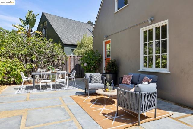 924 Trestle Glen Rd, Oakland CA: https://media.crmls.org/mediaz/2a4a3762-4430-4b9c-b1a3-d50e53f2337a.jpg