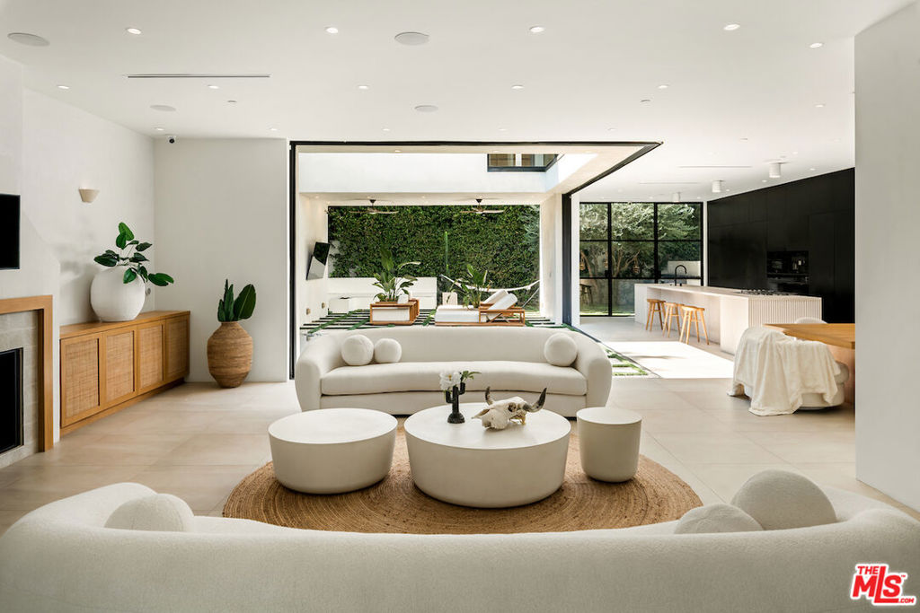 839 N Genesee Avenue — Modern