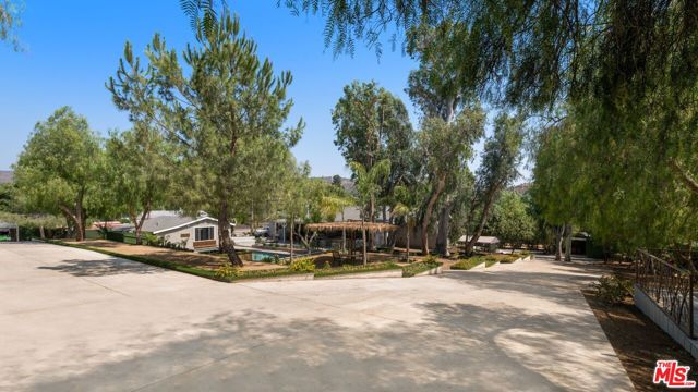 10555 Art Street, Sunland CA: https://media.crmls.org/mediaz/2a4aabb4-c1cf-41f4-9238-abb99d628c0a.jpg
