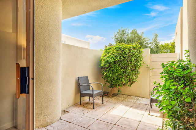 192 Kavenish Drive, Rancho Mirage CA: https://media.crmls.org/mediaz/2a4ad820-c0e6-4625-bccd-8d6f85ea0986.jpg